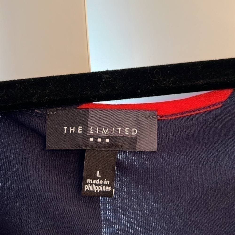 The limited - lightweight tank top - size large​ - Picture 6 of 9